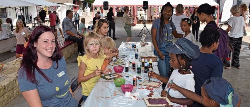 Damit den kleinen Besuchern nicht langweilig wurde, konnten sie sich beim Kinderschminken und bei anderen Spiel- und Bastelmöglichkeiten vergnügen.