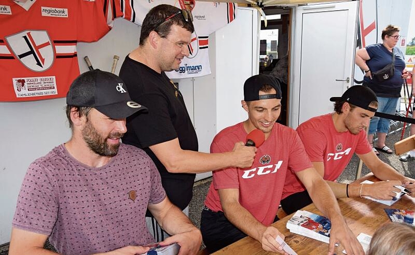 Beat Forster, Joren van Pottelberghe und Yanick Stampfli (von links) werden während der Autogrammstunde interviewt. Beat Forster, Joren van Pottelberghe und Yanick Stampfli (von links) werden während der Autogrammstunde interviewt.