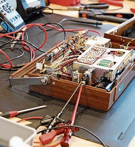 Das Innenleben des alten Radios meiner Grosseltern – oder ein Blick auf die Technik vergangener Zeiten.
