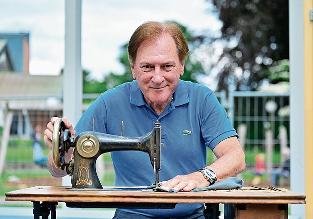Hubert Bläsi sitzt an einer der Bühnenrequisiten und freut sich auf die heute Abend stattfindende Premiere des Theaterstücks «Altweiberfrühling». Bild: Oliver Menge