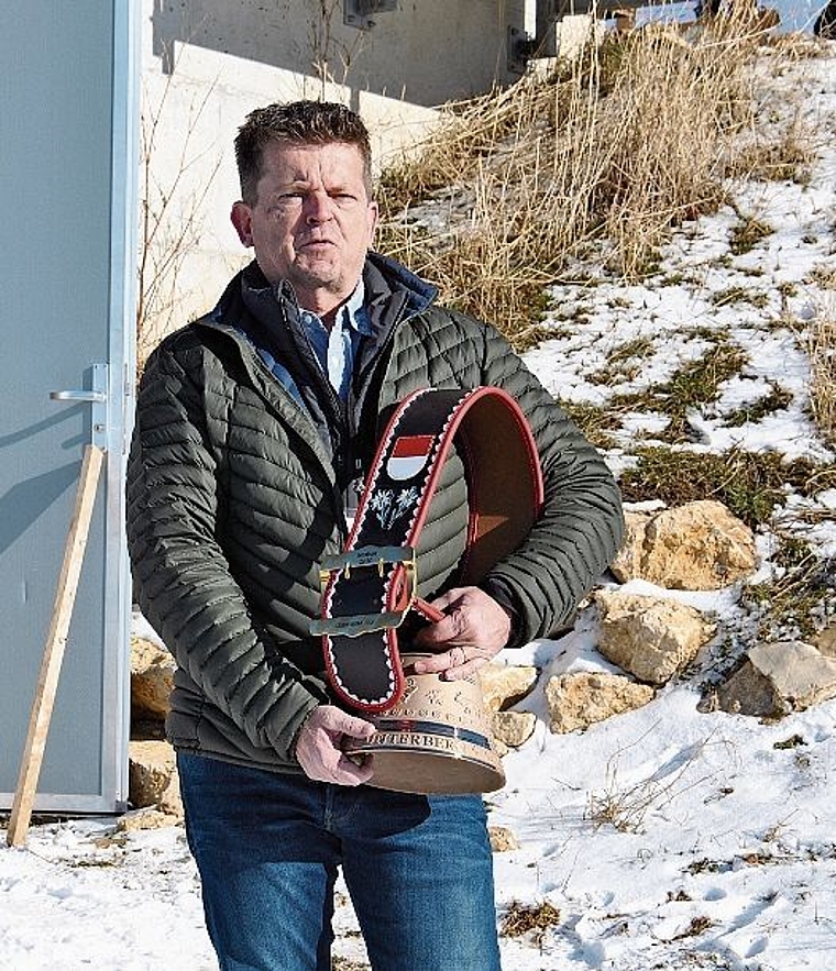 Verwaltungsratspräsident Christoph Rauber mit der neuen Glocke, gestiftet von der Firma Garaventa AG.