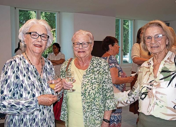 Marianne Burki, Alice Sperisen und Hanne Kummer mit einer Erfrischung vor dem Film.