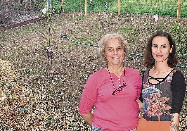 Gordana Schmid (links) und Anja Glivar haben viel Zeit investiert in die Gestaltung der Umgebung von der «Uszyt». Nun soll alles Grüne im Garten langsam gedeihen.Bilder: Joseph Weibel. Fotomontage: Barbara Adank