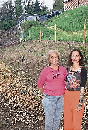 Gordana Schmid (links) und Anja Glivar haben viel Zeit investiert in die Gestaltung der Umgebung von der «Uszyt». Nun soll alles Grüne im Garten langsam gedeihen.Bilder: Joseph Weibel. Fotomontage: Barbara Adank