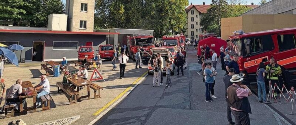 An der jährlichen Hauptübung wird nicht nur informiert und gezeigt, sondern auf dem Areal herrscht immer auch ein bisschen Feststimmung. Bild: Matthias Scheidegger
