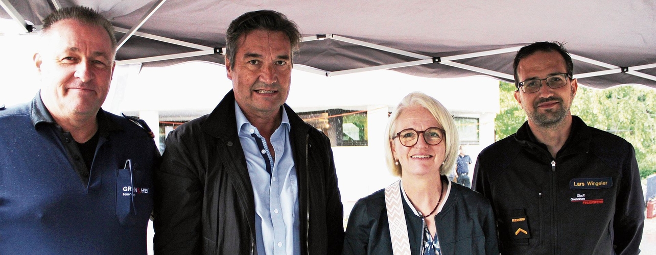 Stapi François Scheidegger mit seiner Gattin Veronika beim Feuerwehrzelt mit Kommandant Thomas Maritz (links) und Lars Wingeier rechts.