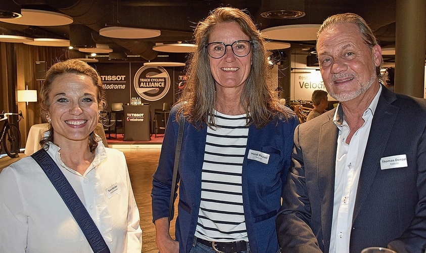 Sara Herder-Mosconi, Co-Präsidentin von Jurasonnenseite, Heidi Pizzati und Thomas Denzel von Radio 32 (von links) im angeregten Dialog.