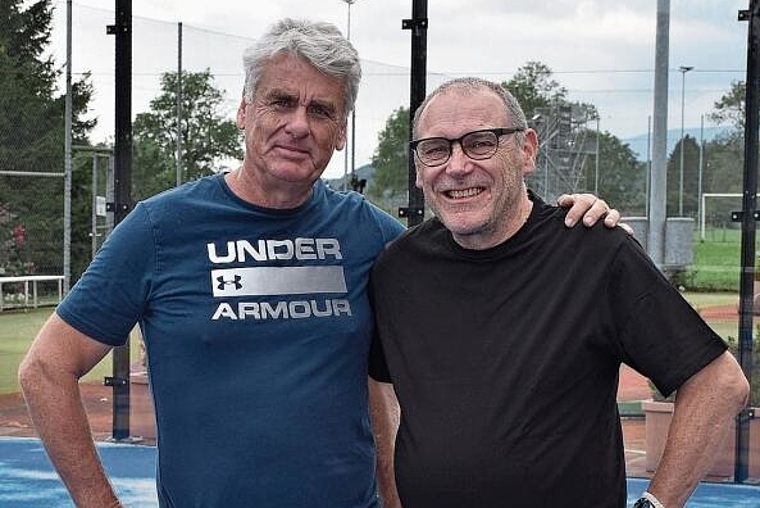 Morgen Freitagabend werden die zwei neuen Padel-Tennis-Plätze bei der «Tennis-Chugele» offiziell eröffnet. Im Bild der Betreiber der Anlage, Tomas Anebrink (links), mit Roland Rüetschi, der das Restaurant Tennis-Chugele führt. Bild: Joseph Weibel