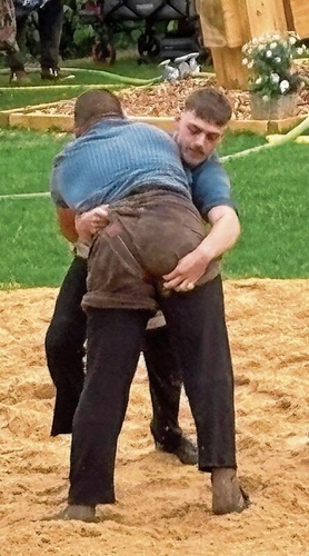 Der Grenchner Nicolas Caviezel er-
reichte Rang 16 mit zwei Siegen, einem Gestellten und drei verlorenen Wettkämpfen. Er gehört dem jubilierenden Schwingklub Grenchen an.
         
         
            
               Bild: Joseph Weibel