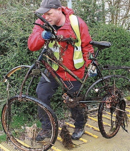 Eines von über 20 Fahrrädern, die aus der Aare gefischt wurden.