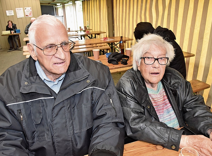 Im Zelt getroffen: Karl und Edith Engelberger. Er sagt: «Ich arbeitete bei der Cellulose Attisholz und habe beruflich die Welt bereist.» Im Zelt getroffen: Karl und Edith Engelberger. Er sagt: «Ich arbeitete bei der Cellulose Attisholz und habe beruflich die Welt bereist.»