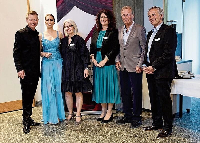 Von links: Christoph Walter, Nelly Patty (die Stars des Abends), Veronika Scheidegger (Sekretariat), Adriana Palermo Amacker (PR/Sponsoring), Teddy Buser und Fabrizio Lavieri (Finanzen).