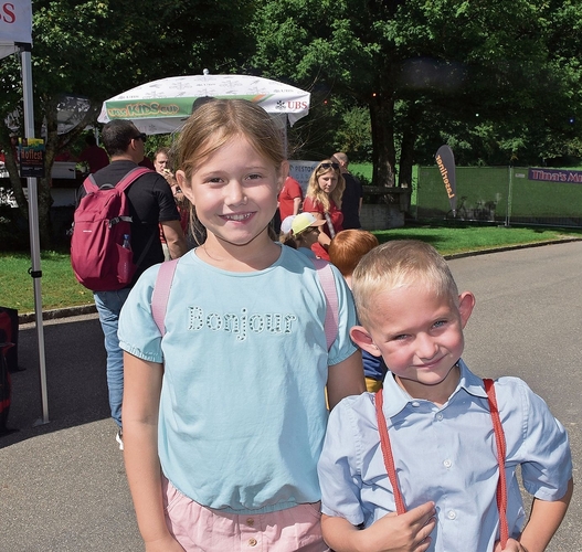 Ein Lächeln für die Kamera? «Immer», schmunzeln die beiden Kinder Julia und Jonas Hess. 