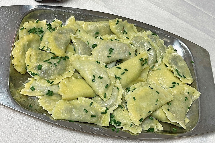 Pierogi in Butter mit verschiedenen Füllungen: Sauerkraut mit Pilzen, Buchweizen und Fleisch.
