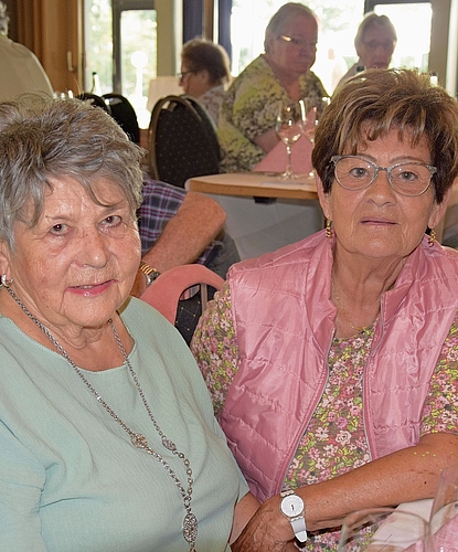 Elsbeth Mülchi geniesst das Zusammensein mit Lilly Mathys (rechts). Elsbeth Mülchi geniesst das Zusammensein mit Lilly Mathys (rechts).