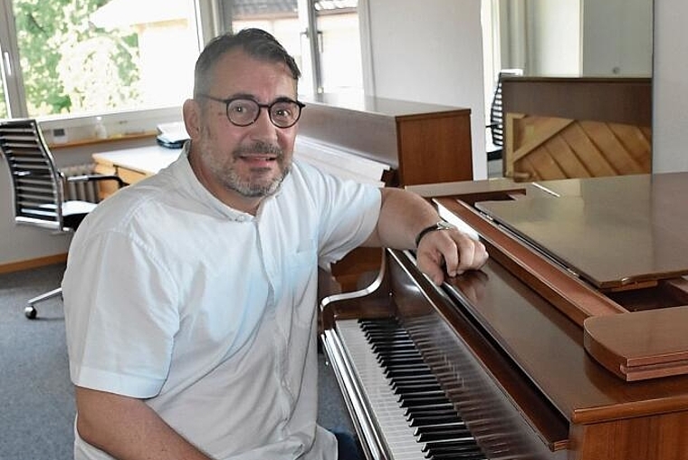 Der Musikschulleiter an einem der drei Flügel, die in der Musikschule Grenchen für den Unterricht zur Verfügung stehen. Bild: Joseph Weibel