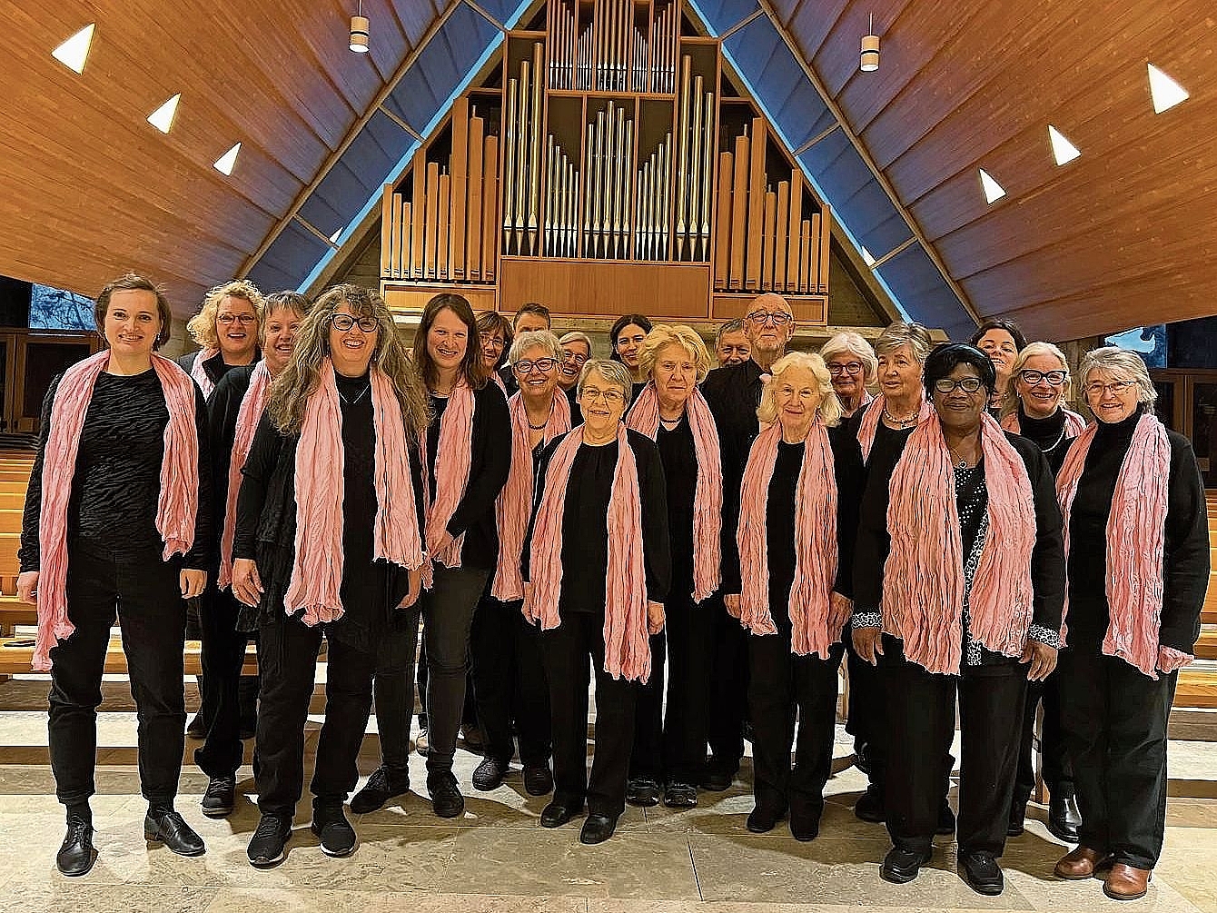 Der Chor mit seinen Mitgliedern und der Chorleiterin (ganz links) im Jubiläumsjahr und im modernen Auftrittslook.Bild: zvg