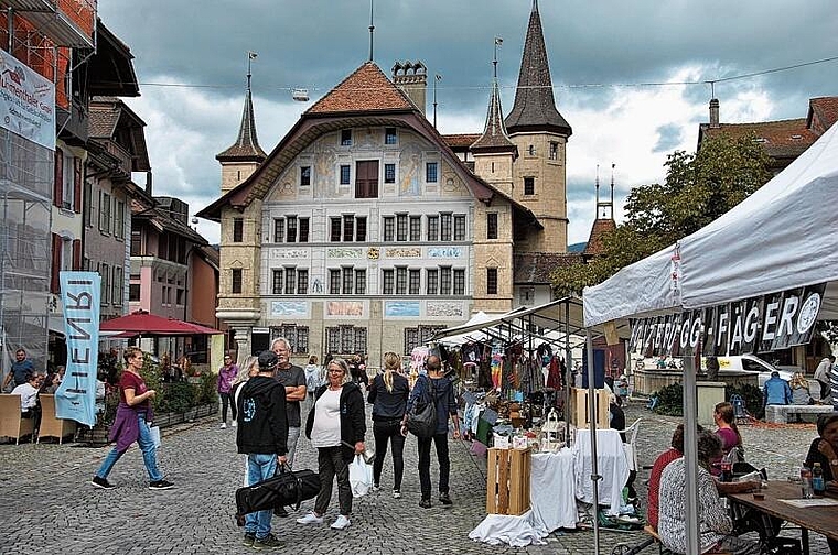 Vor dem Wahrzeichen des Städtchens hat der Herbstmarkt in Büren an der Aare seinen besonderen Reiz.