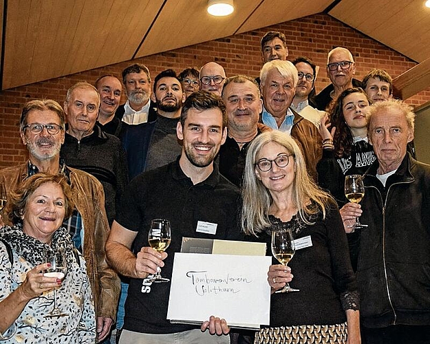 Gruppenfoto mit Sieger: Hier lässt sich der Solothurner Tambourenverein inmitten weiterer Preisträger, Politiker und Laudatoren feiern.