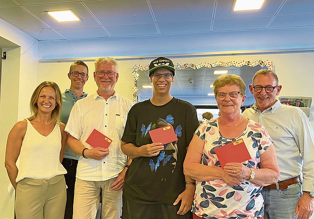 Von links: Sabrina Scheurer (GVG-Vorstandsmitglied), Philipp Stauffer (GVG Marketing), Markus Frei (2. Platz), Ayla Gschwind (1.  Platz), Jeannette Lanz (3. Platz) und Heinz Westreicher (Präsident GVG).Bild: zvg