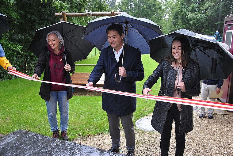 Stadtpräsident François Scheidegger eröffnet den neuen Spielplatz offiziell zusammen mit der ISG-Spielplatzpräsidentin Chantal Heusser (links) und Vanessa Meury, Präsidentin der Jugendkommission.