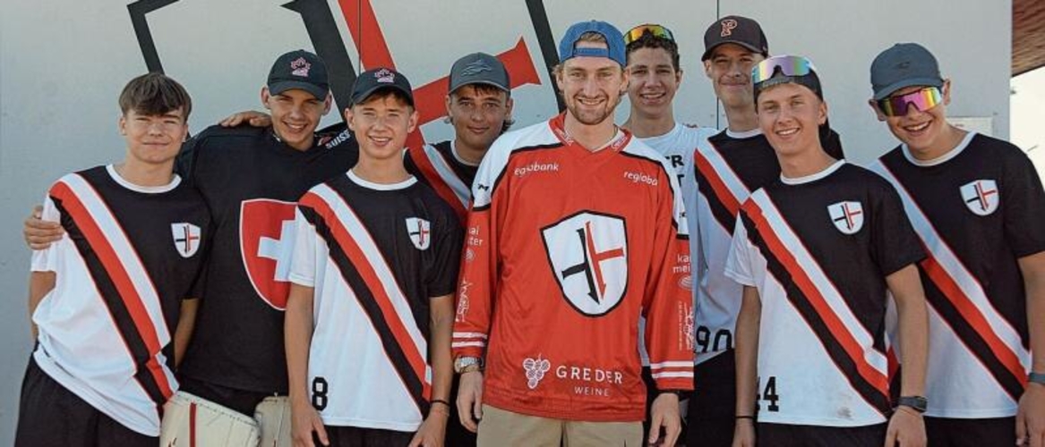 Jamis Jérôme Moser flankiert von einem Teil des Helferteams des SHCB.