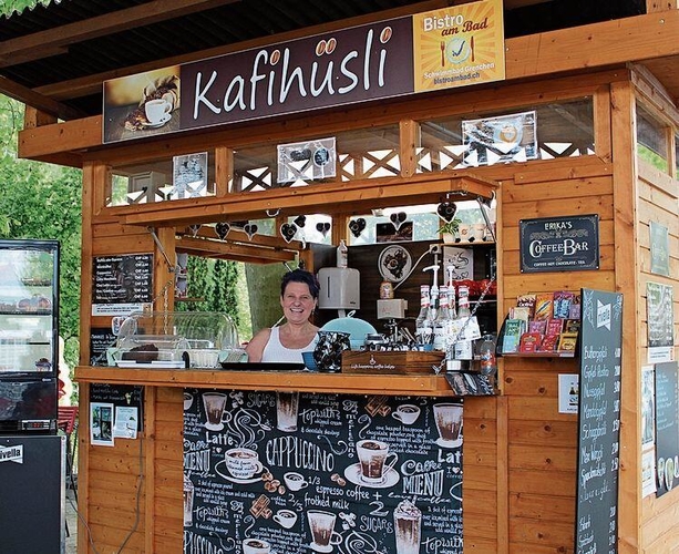 Auch Erika Abai ist täglich in der Badi. Jedoch nicht als Besucherin, sondern als Arbeitende. Sie trifft man gewöhnlich in ihrem Kafihüsli. 
Sie meint: «Ich mag meine Arbeit sehr und schätze unser Restaurant-Team.»