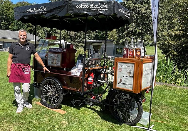Kurt Burkhalter hat sein Coffee-Bike am nächsten Anlass installiert und ist bereit für den Ausschank. Bild: zvg