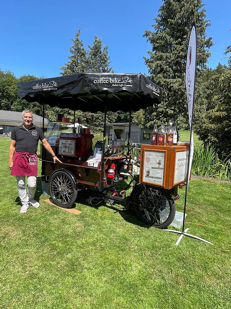 Kurt Burkhalter hat sein Coffee-Bike am nächsten Anlass installiert und ist bereit für den Ausschank. Bild: zvg