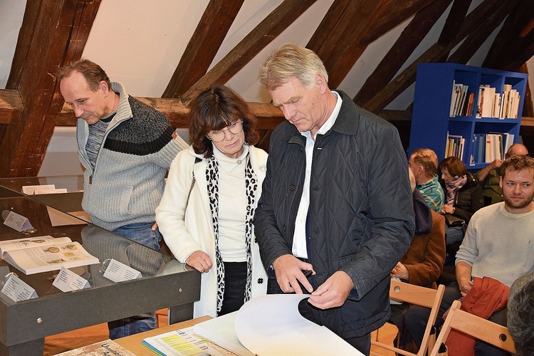 Schmökern erlaubt. Über 300 Seiten mit vielen dokumentarisch wertvollen Bildern präsentiert das umfangreiche Werk.