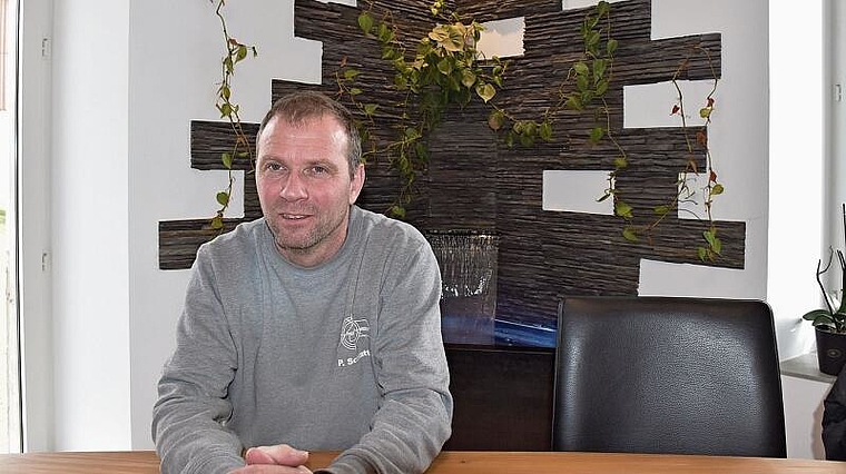 Holzbaupolier Patrick Schlatter: unentwegt, frei und immer mit einem entspannten Lächeln im Gesicht. Bild: Joseph Weibel