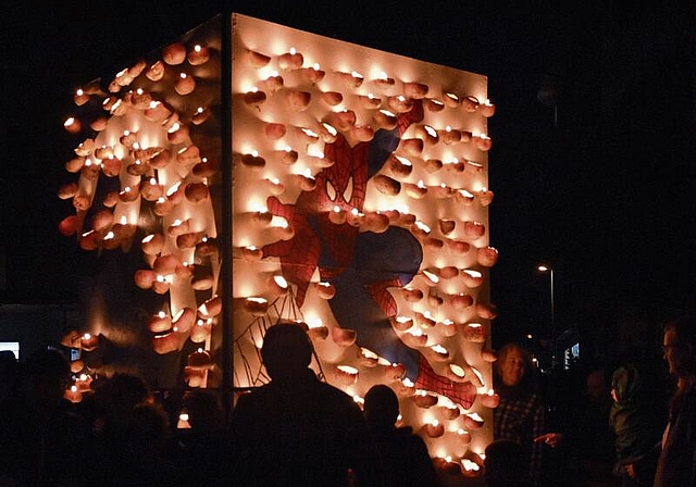 40 Gruppen mit Kindern aus allen Schulkreisen zogen durch die Stadt und verzauberten sie in ein oranges Lichtermeer.