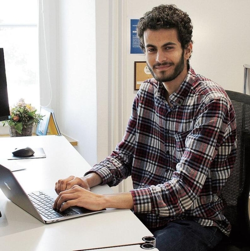 Mohammed Messai bei seiner Arbeit am Empfang.