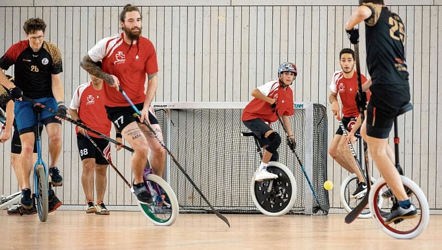 Christian Jäggi (Zweiter von links im Vordergrund) in Aktion bei einem Spiel der Einradhockey-Nationalmannschaft.  Bilder: zvg