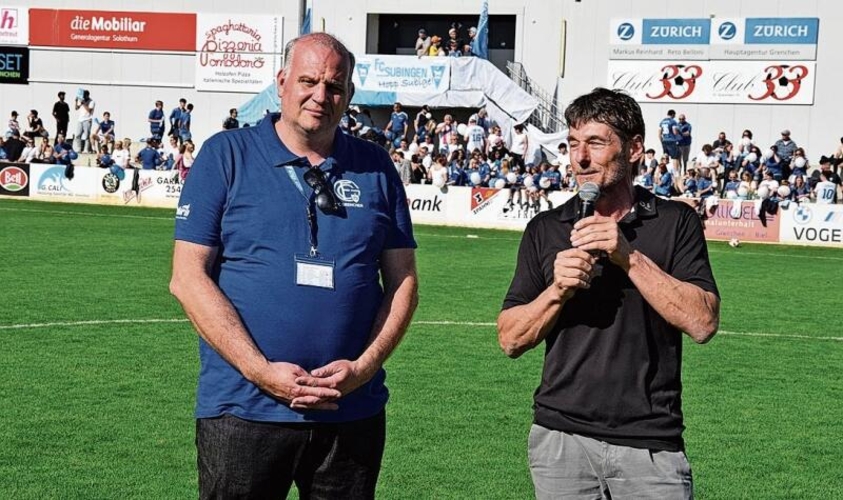 Heinz Hohl (Präsident Solothurner Fussballverband) wartet mit Markus Mehr auf das Spielgerät zum Cupfinal zwischen Subingen und Härkingen.