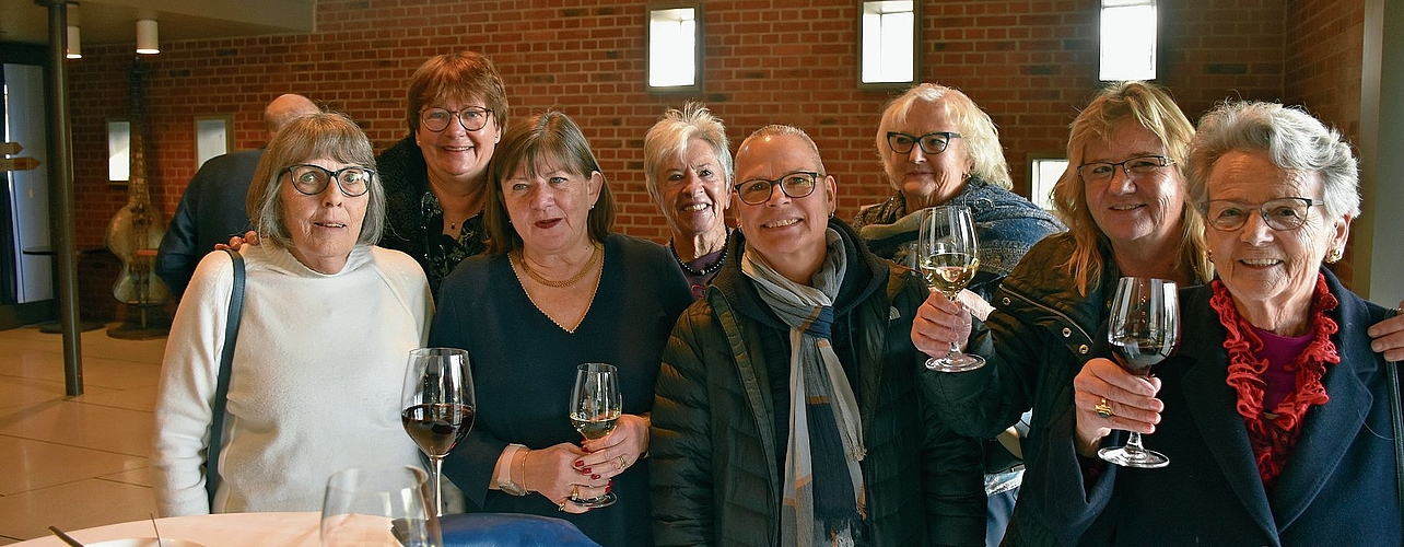 Die Damen repräsentieren die wachsende Gruppe «Von Frau zu Frau», initiiert unter anderem von Nathalie Schindler (Zweite von rechts). 115 Frauen zählt die Gruppe, Nathalie Schindler wünscht sich 200 Mitglieder. 