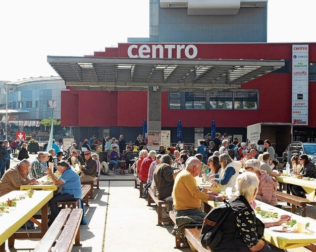 Das Vorspeisen-Buffet ist eröffnet. Bereits zu diesem Zeitpunkt waren die Tischreihen auf dem Grenchner Marktplatz schon fast gefüllt. Bilder: Lisa Bertelle