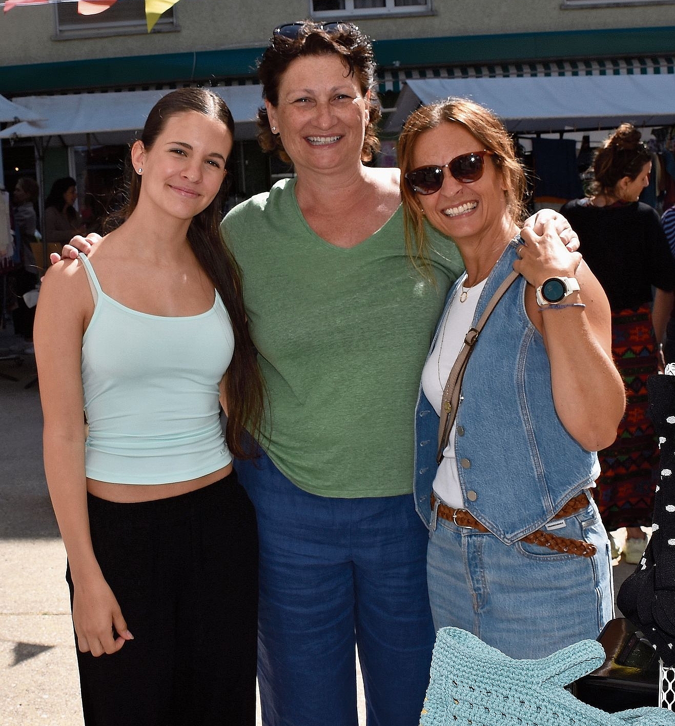 Schönes Wetter sorgte für gute Laune bei Besucherinnen und Besuchern wie Ausstellenden. Auf unserem Bild Sabrina Scheurer von terraBlu Concept Store (rechts) mit Adriana Palermo Amacker (Mitte), Geschäftsführerin von Jurasonnenseite, sowie Gaia S Schönes Wetter sorgte für gute Laune bei Besucherinnen und Besuchern wie Ausstellenden. Auf unserem Bild Sabrina Scheurer von terraBlu Concept Store (rechts) mit Adriana Palermo Amacker (Mitte), Geschäftsführerin von Jurasonnenseite, sowie Gaia Scheurer (links).