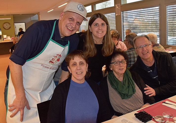 Chefkoch Simon Lässer (links) hat kurz Zeit, um sich mit seiner Familie dem Fotograf zu stellen (von links): Deborah Lässer, vorne links sitzend: Barbara Schweizer, Rosmarie Ryter und Michel Schweizer.