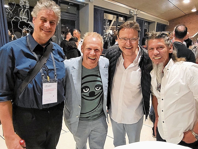 Von links: Tobias Blatter aus dem Vorstand der Swiss Magic, der Moderator Peter Löhmann, der den ganzen Saal wunderbar unterhalten hat, die Magier Marcel Grether und Hajo. 