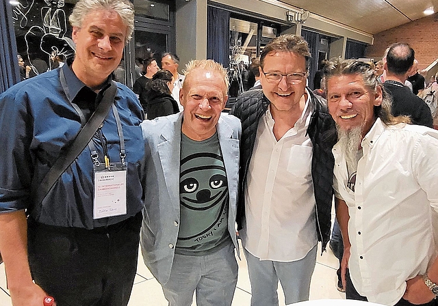 Von links: Tobias Blatter aus dem Vorstand der Swiss Magic, der Moderator Peter Löhmann, der den ganzen Saal wunderbar unterhalten hat, die Magier Marcel Grether und Hajo. 