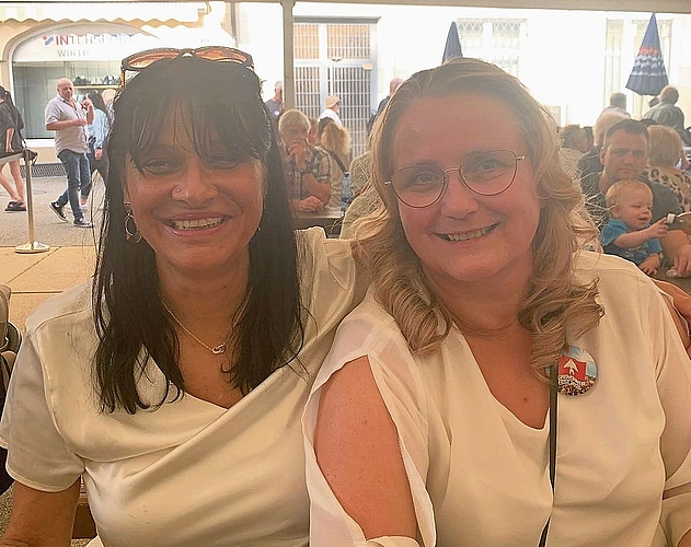 Clivia Wullimann (l.) und Kerstin Schlup aus Grenchen geniessen das Fest.