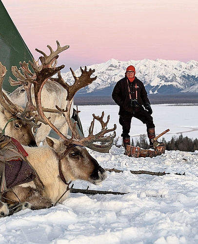 Für einmal Model und nicht Fotograf: Eric von Schulthess in den Weiten der Mongolei mit Rentieren im Vordergrund. Bild: zvg Für einmal Model und nicht Fotograf: Eric von Schulthess in den Weiten der Mongolei mit Rentieren im Vordergrund. Bild: zvg