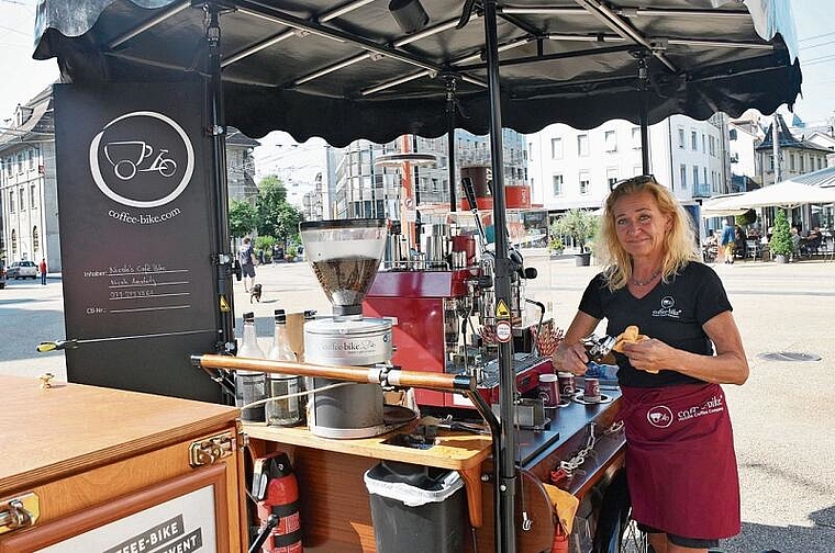 Nicole Amstutz in ihrem Coffee-Bike-Reich auf dem Zentralplatz in Biel:
«Es gibt immer was zu tun.»Bild: Joseph Weibel