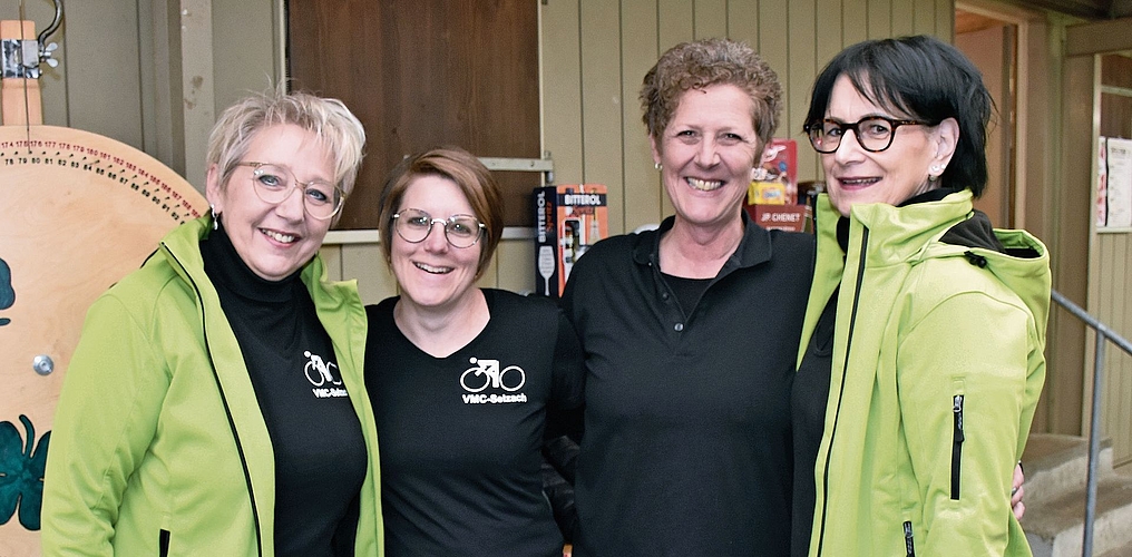 Auch im Vorstand geht es familiär zu und her (von links): Gabriela Zbinden (Aktuarin), Marisa Engelberger (Kassierin), Tamara Gasche (Vizepräsidentin) und Rita Affolter (war 26 Jahre lang Kassierin). Auch im Vorstand geht es familiär zu und her (von links): Gabriela Zbinden (Aktuarin), Marisa Engelberger (Kassierin), Tamara Gasche (Vizepräsidentin) und Rita Affolter (war 26 Jahre lang Kassierin).