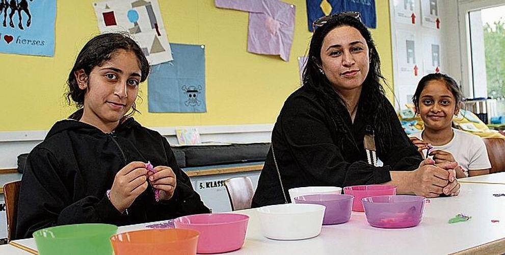Sie warten gespannt auf Besucher (von links): Zozan Ahmed, Nujan Ahmed und Kanisha Shanmugam.