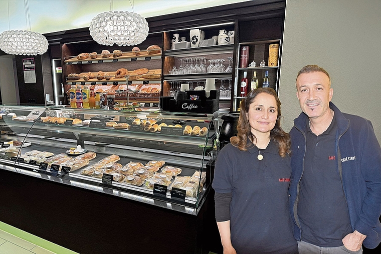 Die neuen Gastgeber im Stadtcafé, Bayram und Tülay Yigit, stehen rechts von der überaus einladenden Theke.Bilder: Joseph Weibel / zvg, Fotomontage: Barbara Adank