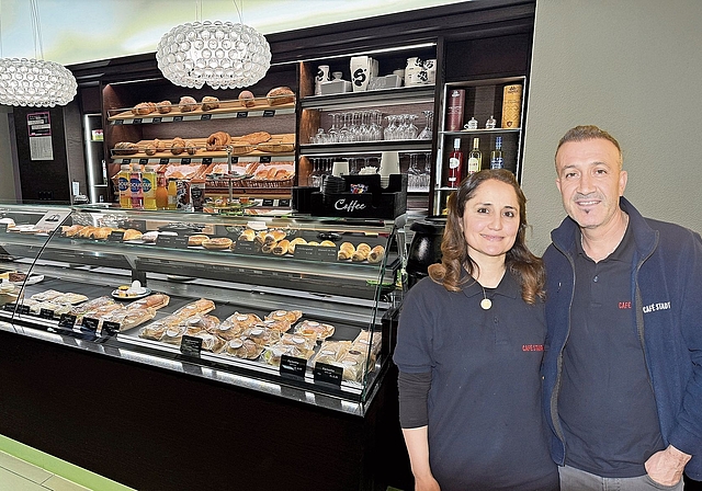 Die neuen Gastgeber im Stadtcafé, Bayram und Tülay Yigit, stehen rechts von der überaus einladenden Theke.Bilder: Joseph Weibel / zvg, Fotomontage: Barbara Adank