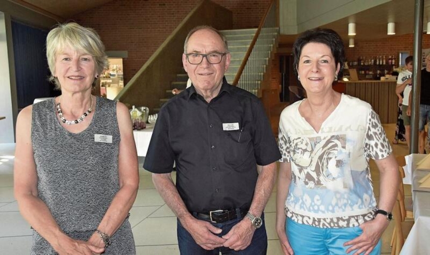 Gastgeberin und prominente Gäste an der Schuljahresschlussfeier in Grenchen (von links): Gesamtschulleiterin Nicole Hirt, Vize-Stadtpräsident Remo Bill und Frau Landammann Sandra Kolly. Bilder: Joseph Weibel