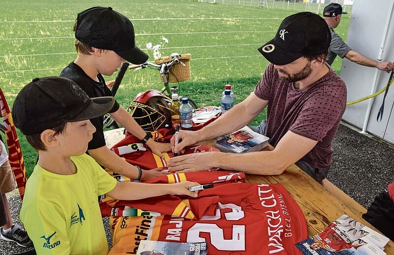 Immer gefragt: die Autogramme von EHC-Biel-Routinier Beat Forster. Immer gefragt: die Autogramme von EHC-Biel-Routinier Beat Forster.